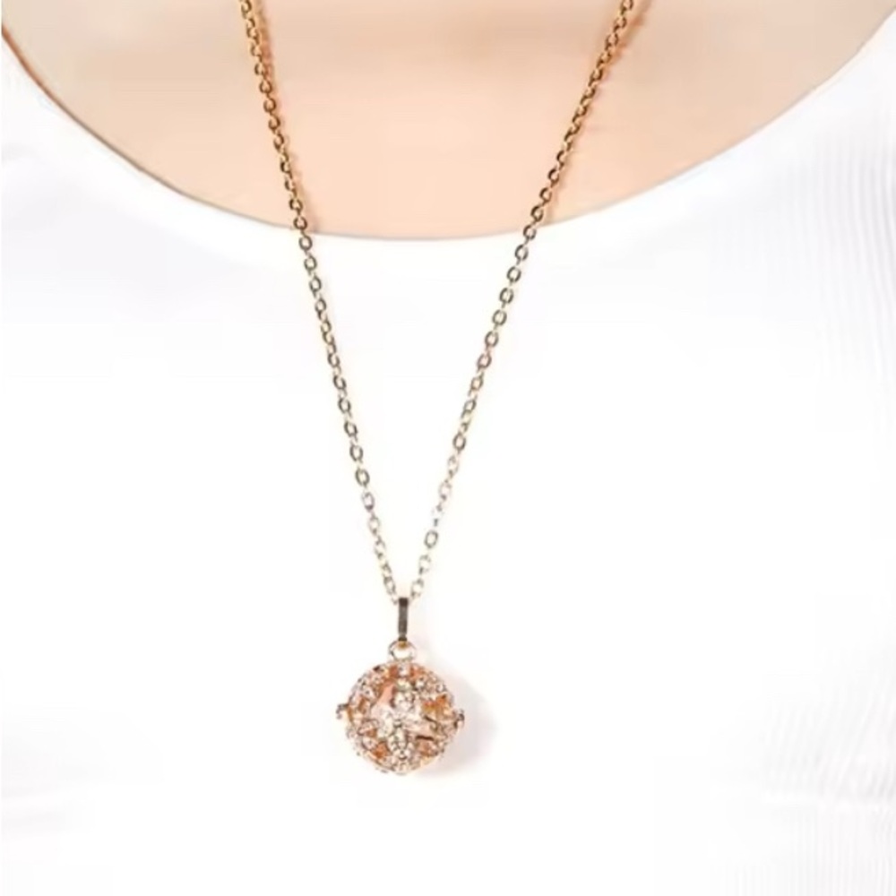 New
Scented necklace diffuser pendant 
Comes with one oil diffuser cloth